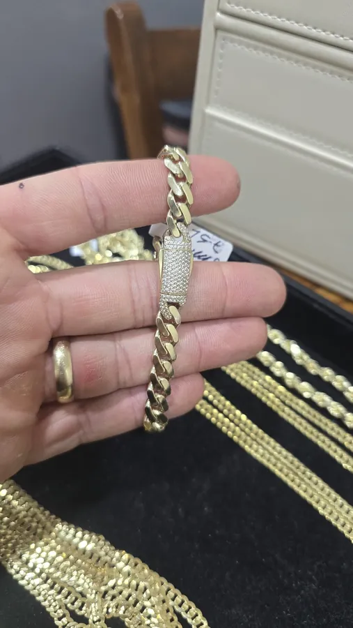 Monaco bracelet 7.8mm in 10K gold, in hand