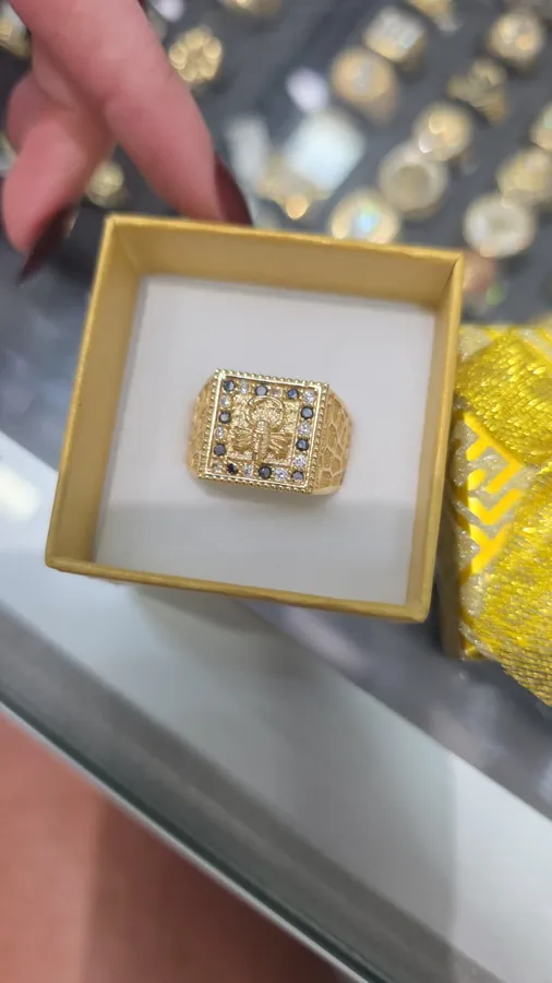 Statement ring in 10K gold in gift box