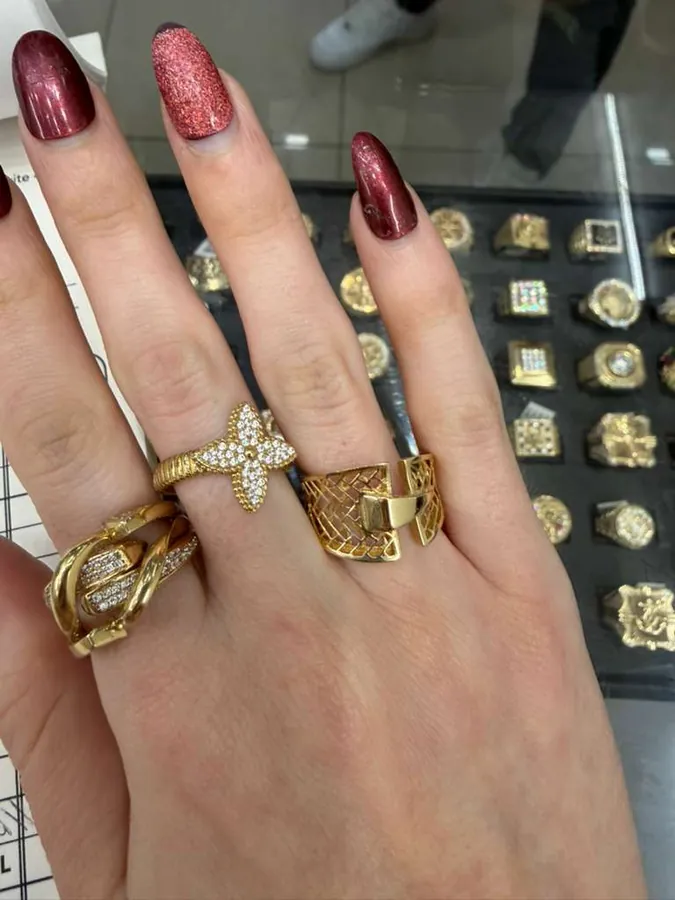 Tray of assorted 10K gold rings